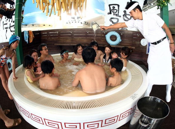 Di Spa Ini Pengunjung Bisa Berendam dalam Kuah Ramen dan Lelehan Cokelat