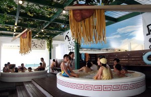 Di Spa Ini Pengunjung Bisa Berendam dalam Kuah Ramen dan Lelehan Cokelat
