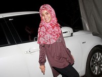 Saat di depan kamera, Fatin Shidqia tak malu untuk tampil tanpa make-up. Pool/Gus Mun/detikFoto.