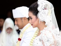 Mereka menggelar akad nikah di Hotel Santika, TMII, Jakarta Timur, Kamis (23/4/2015).