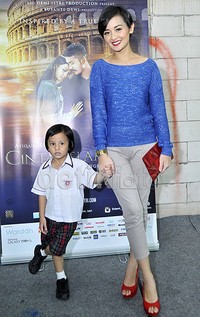 Joanna mengajak anak keduanya, Zeraiah Moria di premiere film 'Cinta Selamanya'. Pool/Noel/detikFoto.