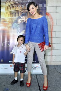 Ia tampak cantik dibalut sweatshirt biru, celana abu-abu dan sentuhan merah di bibir, clutch bag dan heels-nya. Pool/Noel/detikFoto.