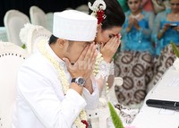 Serangkaian acara dimulai dari pembacaan ayat suci Alquran dan penyampaian mutiara hikmah dari tokoh agama.