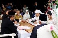 Hengky melaksanakan ijab kabul dengan lancar, pukul 9.52 WIB.