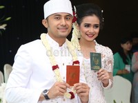 Hengky dan Sonya langsung tersenyum bahagia saat sah menjadi suami-istri.