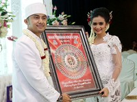 Hengky menikahi Sonya dengan mas kawin seperangkat alat solat, cincin, anting emas 18 karat serta uang tunai Rp 230.415.