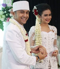 Hengky memasangkan cincin di jari manis Sonya.