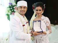Hengky menikahi Sonya di Hotel Santika, TMII, Jakarta Timur, Kamis (23/4/2015).