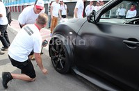Sebelum dicoba performanya, pihak Nissan menyetting dulu tekanan ban Juke-R.