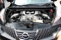 Mesin besar berkapasitas 3.8 liter disisipkan di bodi mobil Juke yang mungil.