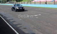 Nissan Juke-R berlari di lintasan Sirkuit Sentul. Hingga hari ini, Nissan Juke-R hanya diproduksi empat buah di seluruh dunia.