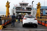 Rombongan peserta E-Halt Challenge memasuki kapal.