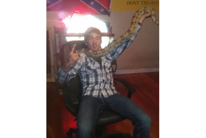 Digigit Ular Beracun Saat Berusaha Menciumnya, Pria Ini Dilarikan ke RS