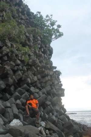 Misteri Bukit Aneh di Bima, Tim Geologi Duga Batu Heksagonal Candi Kuno yang Runtuh