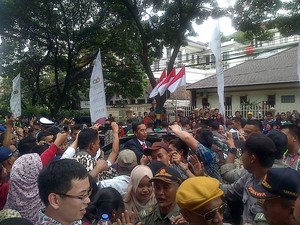 Jokowi Turun dari Mobil, Ratusan Warga di Jl Otista Bandung Histeris