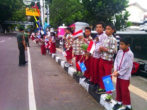Begini Suasana Warga Menyambut Rombongan Kendaraan Tamu Negara