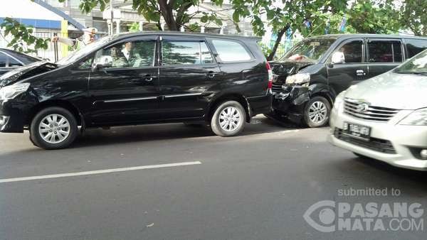 Bruk! 3 Mobil Kecelakaan Beruntun di MT Haryono, Kondisi Ringsek