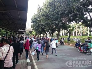 Saat Orang Kantoran di Sudirman Olahraga Bareng, Ruas Jalan Dipenuhi Pejalan Kaki