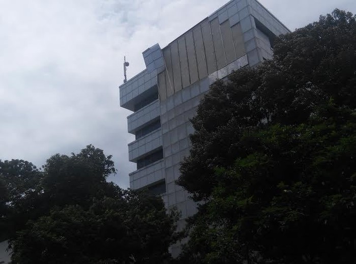 Gara-gara Angin Kencang, Pelapis Gedung Setjen DPR Berjatuhan