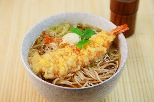Enaknya Malam Ini Menyantap Tempura Soba yang Gurih Hangat