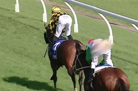 Sedang Lomba, Joki Kuda Ini Malah Melorot Celananya