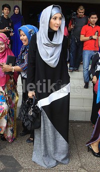 Artis kelahiran 13 Desember 1975 itu tetap terlihat elegan dengan gaya berhijabnya yang simple. Pool/Akew/detikFoto.