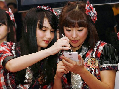 Melody dan Haruka JKT48 Asyik Main Handphone, Lihat Apa Tuh?