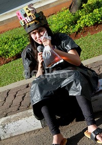 Tak hanya itu, Syahnaz juga mengenakan busana dari plastik hitam dan hiasan kepala bertuliskan 'APES of the Day'. Pool/Gus Mun/detikFoto.