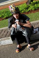 Sedih... Syahnaz Tidur di Trotoar