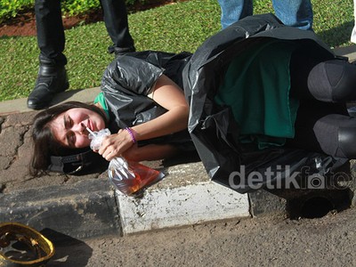 Sedih... Syahnaz Tidur di Trotoar