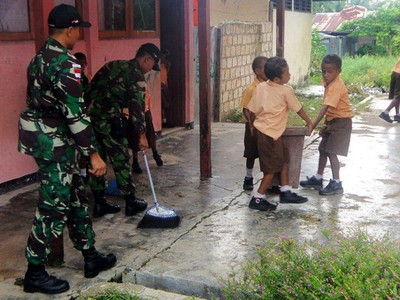 Prajurit TNI Bersih-bersih Sekolah di Perbatasan RI-PNG