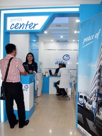 Petugas Garda Center sedang melayani pelanggan Garda Oto di Lenmarc Surabaya, Jawa Timur, Kamis (23/4). Pool/Garda Oto.