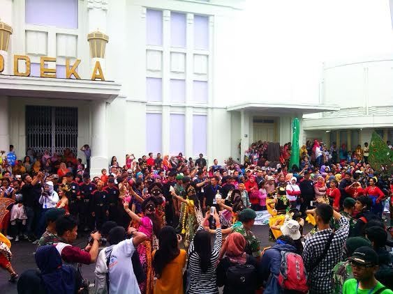 Begini Kemeriahan Parade dan Karnaval di Jalan Asia Afrika Bandung