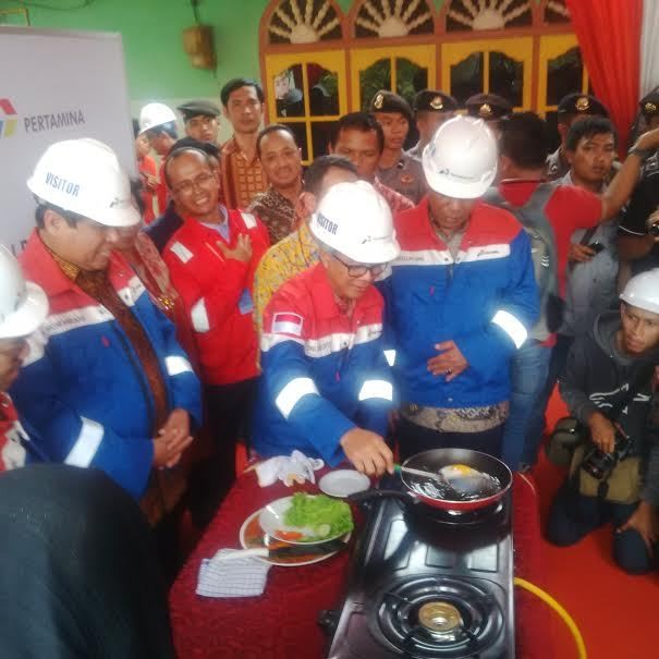 Promosi Gas, Bos Pertamina Masak Telur Ceplok di Jambi