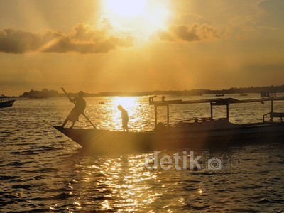 Menikmati Senja di Pulau Harapan