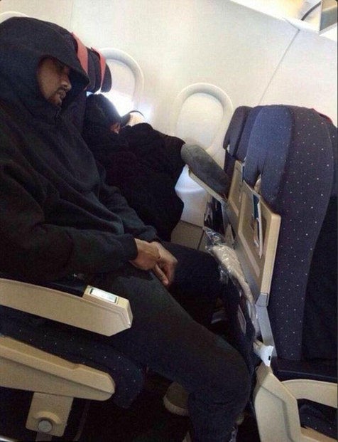 Kim Kardashian dan Kanye West Naik Pesawat Kelas Ekonomi?