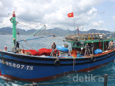 KRI Sutedi Senoputra 378 Tangkap 3 Kapal Asing Di Perairan Natuna