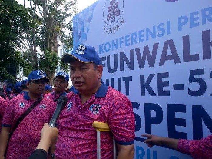 Muncul di Acara HUT ke-52 Taspen, Bos Taspen Pakai Tongkat Ditemani Cucu