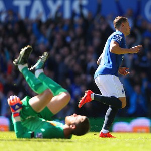 Everton Hantam MU 3-0