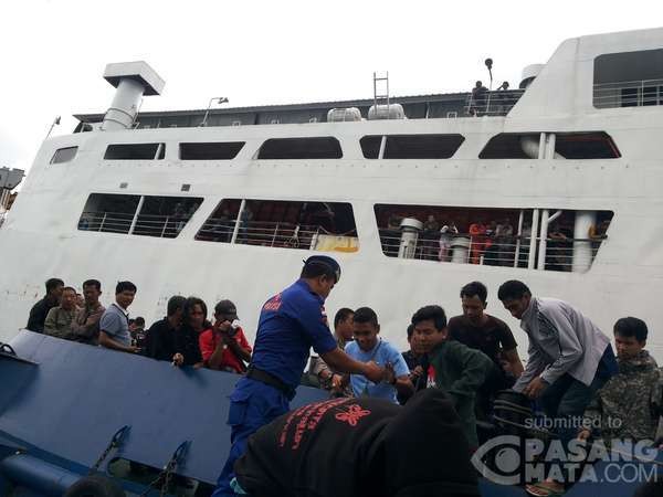 Suasana Evakuasi Penumpang Kapal yang Nyangkut di Karang Saat Menuju Merak