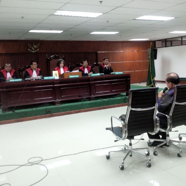 Usai Membentak, Sutan Bhatoegana Minta Maaf dan Salami Hakim Sambil Tersenyum