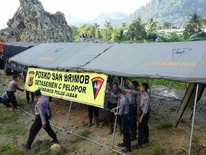 100 Personel Brimob Polda Jabar Cari Korban Longsor Batu Alam di Cirebon