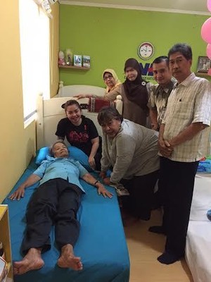 Didatangi Kawan Lama, Oma Anni Cerita Soal Hidupnya di Singapura