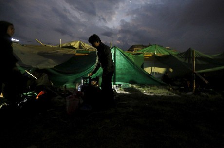 Ribuan Warga Nepal Tidur di Pinggir Jalan, Tanpa Listrik dan Air