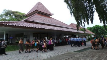 Peserta Ngopi kali ini lebih beragam, namun memang lebih didominasi pelajar. Mulai dari SD, SMP, SMA sampai Perguruan Tinggi, tumplek di sini!