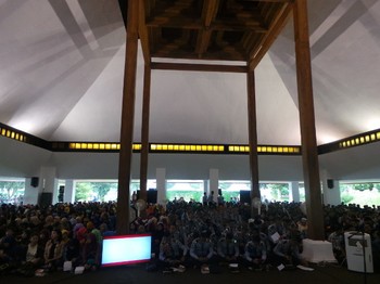 Acara segera dimulai, Pendopo Sabha Swagata mulai dipenuhi peserta.