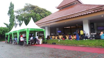 Sempat hujan, tapi ini tidak mengurangi antusiasme Ineters Banyuwangi untuk datang. Dinas Pemerintah Kabupaten Banyuwangi sampai menambah tenda karena area pendopo sudah penuh.