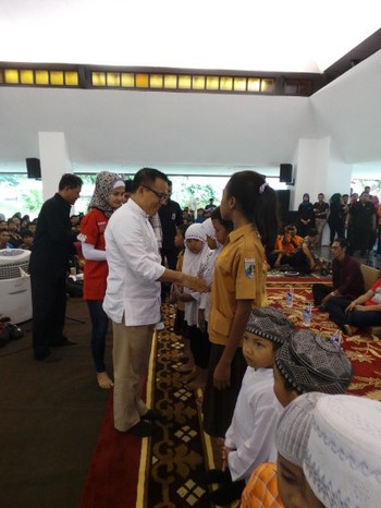 Acara dibuka dengan menyanyikan lagu Indonesia Raya secara bersama-sama oleh 1.500 peserta Ngopi, pembacaan ayat suci Al Quran dan santunan kepada anak yatim.