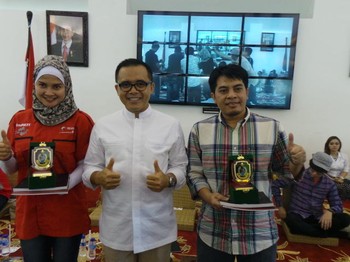 Di kiri kanan, Vice President Corporate Communications Telkomsel Adita Irawati, Bupati Banyuwangi Abdullah Azwar Anas dan Pemimpin Redaksi Detikcom Arifin Asydhad usai memberikan sambutan.