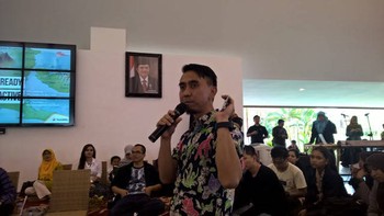 Setelah itu baru acara utamanya digelar yang diawali oleh Aris Sudewo yang memaparkan perilaku dan fakta mengenai mobile internet di Indonesia dan secara khusus di Banyuwangi serta peluang yang bisa diambil dari era Digital Entrepreneurship.